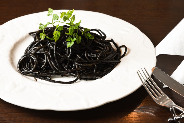 古くより親しまれている、イタリアのパスタを中心にご用意しております。特に本場ローマより伝わる作り方で作るカルボナーラは当店の一番人気です。